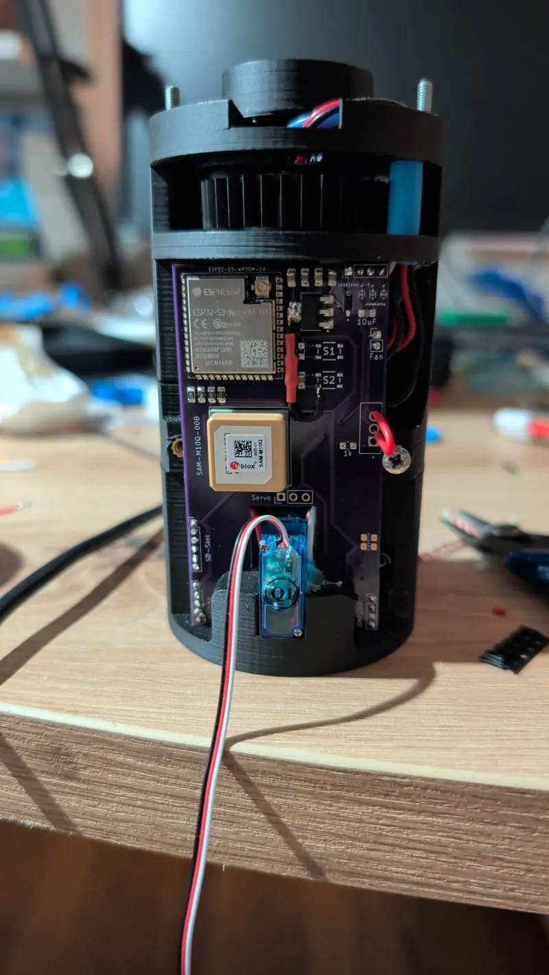Der BioSat-CanSat ohne Hülle mit violetter Platine, ESP32-S3-Modul, GNSS-Modul und Servo