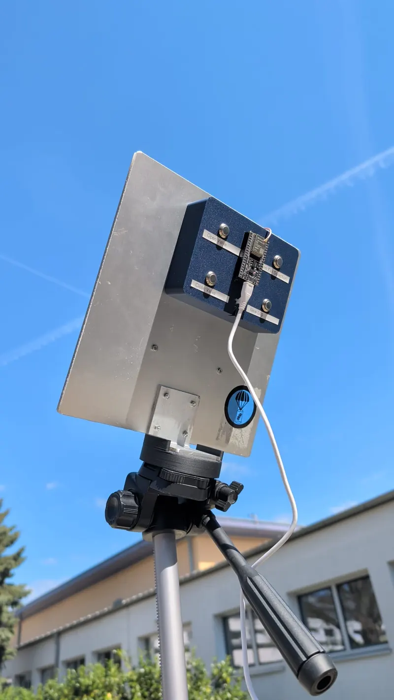 Rückseite der Bodenstation mit vier beschrifteten Tasten und Mikrocontroller