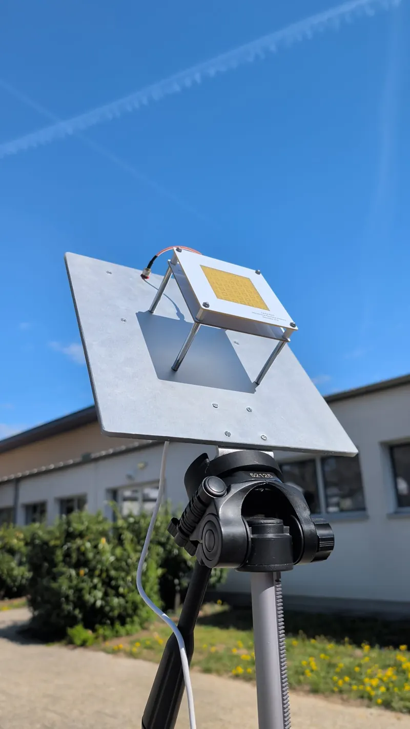 Bodenstation von vorne: Patch-Antenne auf einer Aluminiumplatte, montiert auf einem Stativ